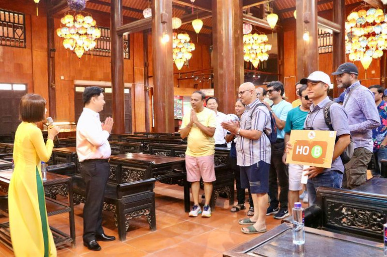 Lãnh đạo Sở Du lịch Ninh Bình đón khách tại phố cổ Hoa Lư. (Ảnh: Sở Du lịch Ninh Bình)