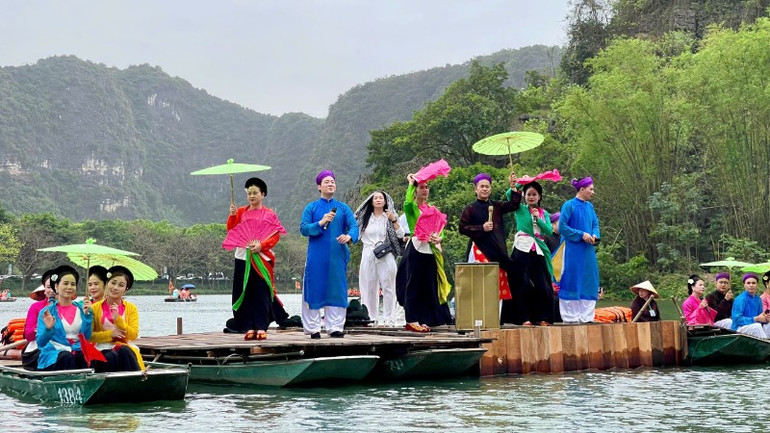 Biểu diễn hát Chèo tại lễ hội.