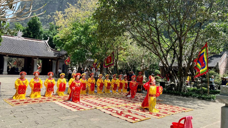 Lễ hội góp phần quan trọng gắn kết giữa bảo tồn và khai thác di sản một cách có trách nhiệm của tỉnh Ninh Bình. Lễ hội góp phần quan trọng gắn kết giữa bảo tồn và khai thác di sản một cách có trách nhiệm của tỉnh Ninh Bình.