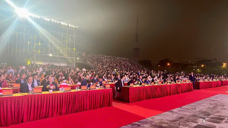 Các đại biểu tham dự buổi lễ.