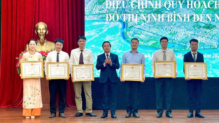 Nhân dịp này, nhiều tập thể, cá nhân có thành tích xuất sắc trong công tác triển khai lập Đồ án điều chỉnh Quy hoạch được Ủy ban nhân dân tỉnh Ninh Bình khen thưởng.