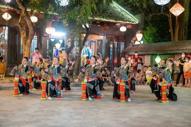 Biểu diễn nghệ thuật tại phố cổ Hoa Lư, Ninh Bình. (Ảnh: TRƯỜNG HUY)