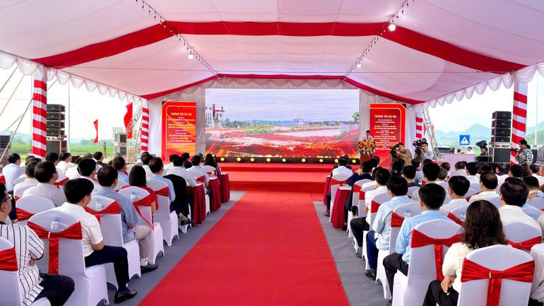 Toàn cảnh buổi lễ khánh thành đường đông-tây, tỉnh Ninh Bình (giai đoạn I).