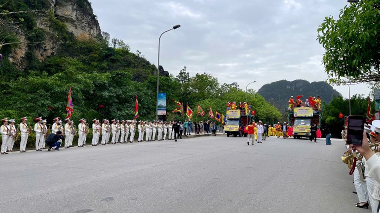 Rước Rồng từ cổng Tam Quan về bến thuyền Tràng An.