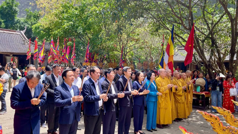 Các đại biểu và nhân dân dâng hương tại đền suối Tiên-nơi thờ Đức Thánh Quý Minh Đại Vương.