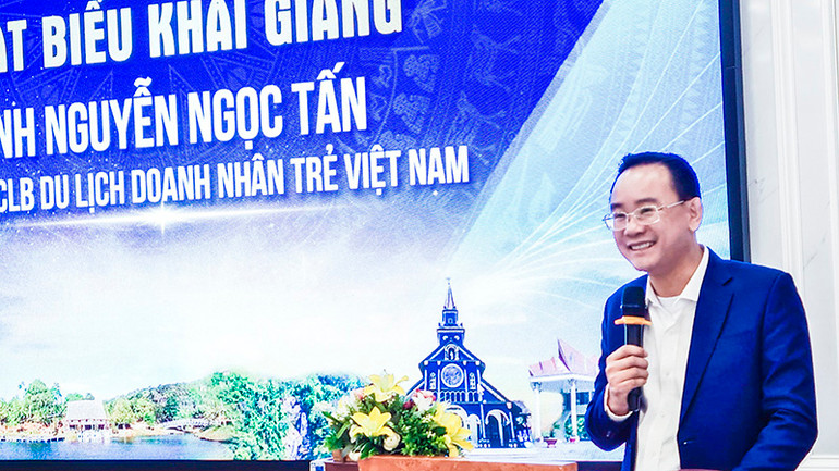 Ông Nguyễn Ngọc Tấn, Chủ tịch Câu lạc bộ Du lịch Doanh nhân trẻ Việt Nam, phát biểu tại buổi lễ khai giảng. Ông Nguyễn Ngọc Tấn, Chủ tịch Câu lạc bộ Du lịch Doanh nhân trẻ Việt Nam, phát biểu tại buổi lễ khai giảng.