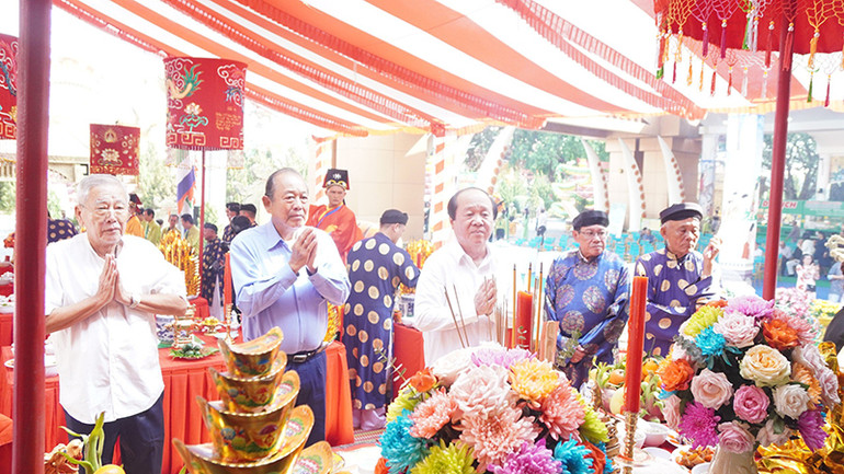 Đại biểu dâng hương, dâng hoa tưởng nhớ các Vua Hùng tại Công viên Du lịch Văn hóa Suối Tiên.