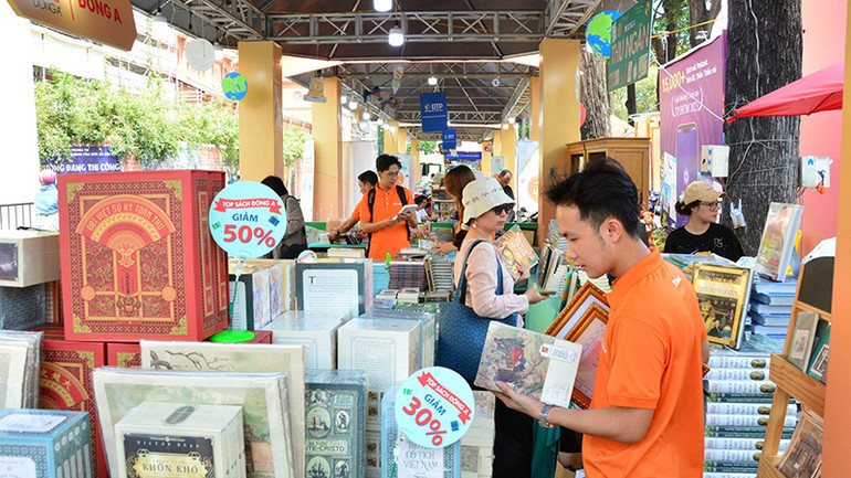 Bạn đọc tìm sách trong Ngày Sách và Văn hóa đọc Việt Nam lần 3 tại Thành phố Hồ Chí Minh.