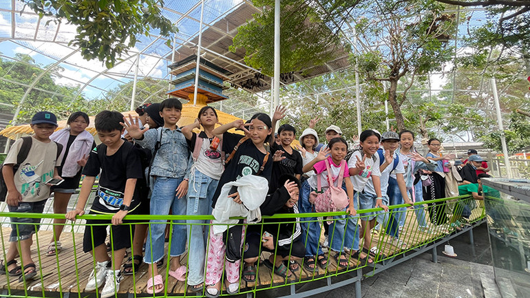 Nhiều bạn nhỏ đến vui chơi ở Suối Tiên trong sáng 27/4.