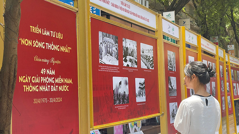 Bạn trẻ tham quan triển lãm tại Đường Sách Thành phố Hồ Chí Minh trong sáng 27/4