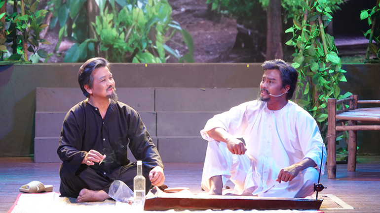 Nghệ sĩ Ưu tú Lê Tứ (trái) trong vai Tám Khỏe và Nghệ sĩ Ưu tú Võ Minh Lâm vai Bảy Đờn.