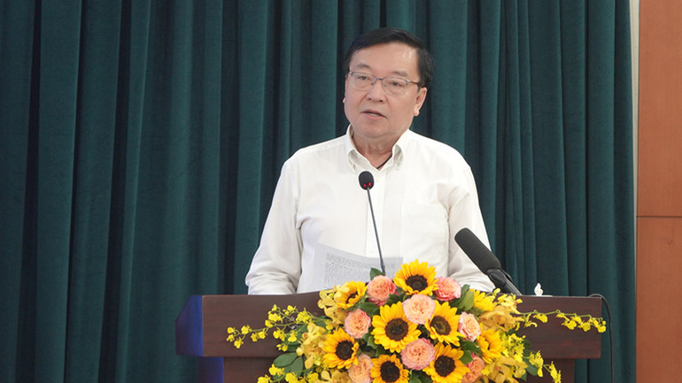 Đồng chí Lê Hồng Sơn, Phó Trưởng ban Thường trực Ban Tuyên giáo Thành ủy Thành phố Hồ Chí Minh báo cáo tổng kết công tác báo chí, xuất bản năm 2023.