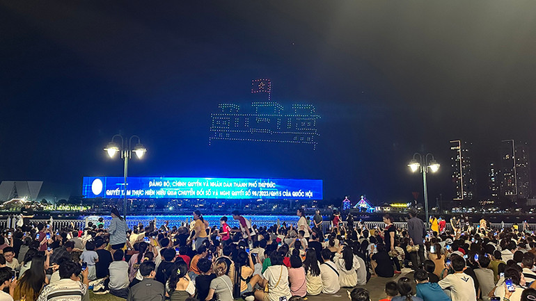 Người dân thích thú xem màn trình diễn drone trước giờ bắn pháo hoa. (Ảnh Thúy Bình)