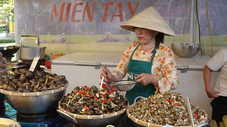 Gian hàng các món ốc.