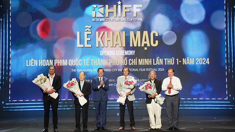 Các đồng chí lãnh đạo tặng hoa cho các đạo diễn, nhà sản xuất phim. Các đồng chí lãnh đạo tặng hoa cho các đạo diễn, nhà sản xuất phim.