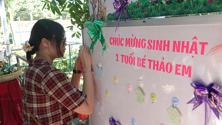 Du khách, nhất là các bạn nhỏ, đã ghi lại lời chúc mừng Thảo Em tròn 1 tuổi.