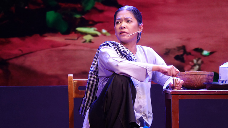 Nghệ sĩ Nhân dân Hoa Phượng (đoàn Hương Tràm, Cà Mau) tham gia vở diễn với vai vợ Bảy Đờn.