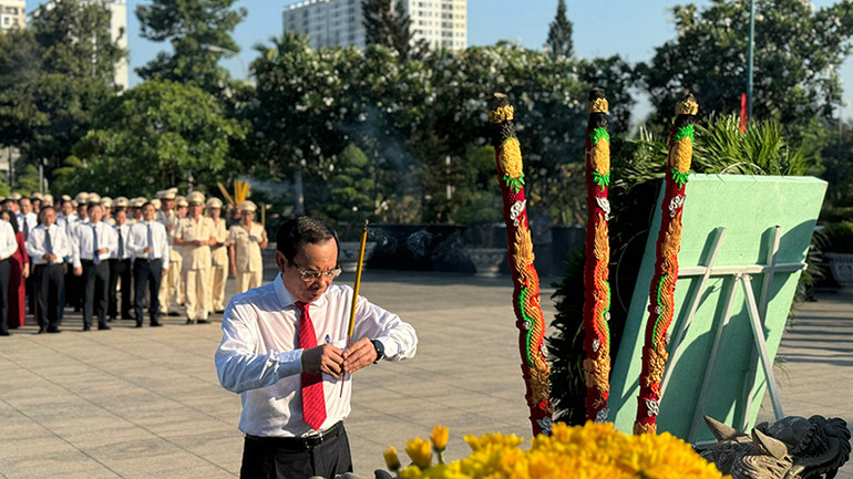 Đồng chí Nguyễn Văn Nên, Ủy viên Bộ Chính trị, Bí thư Thành ủy Thành phố Hồ Chí Minh dâng hương tưởng nhớ các Anh hùng Liệt sĩ.