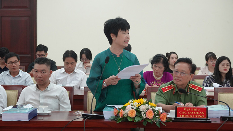 Nhà thơ, nhà biên kịch Nguyễn Thị Hồng Ngát trình bày tham luận. Nhà thơ, nhà biên kịch Nguyễn Thị Hồng Ngát trình bày tham luận.