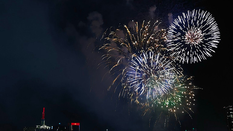 Điểm bắn pháo hoa tầm cao tại đầu đường hầm qua sông Sài Gòn (phía Thủ Thiêm). (Ảnh Dũng Phương)