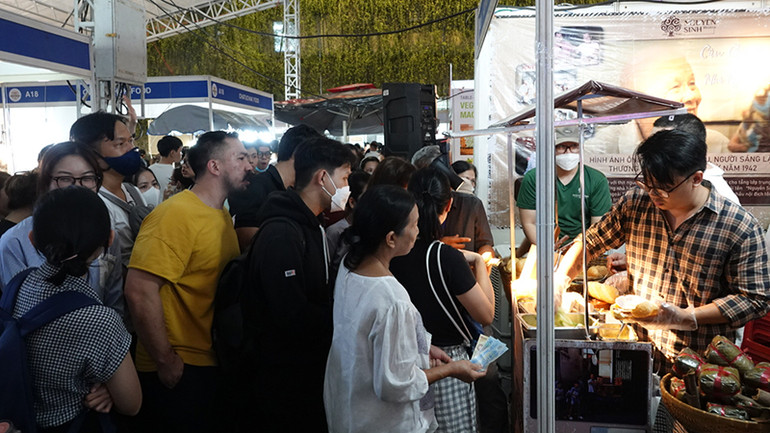 Khách xếp hàng mua bánh mì tại Lễ hội Bánh mì Việt Nam lần 1.