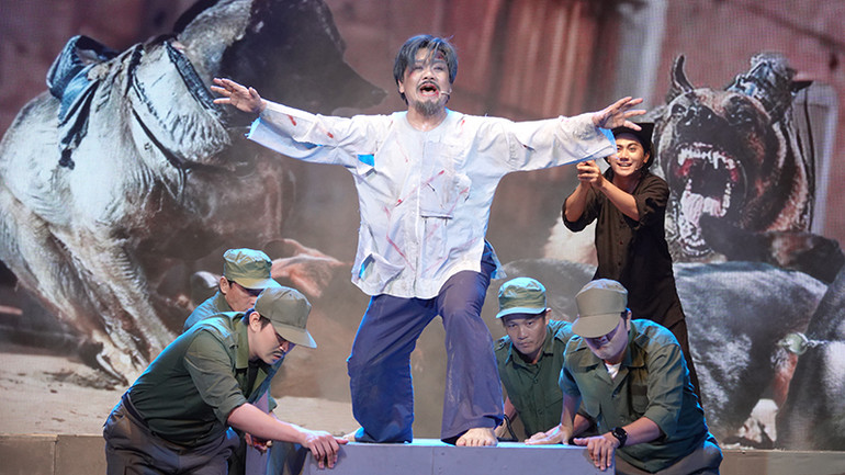 Ông Tám Khỏe hoảng loạn khi rơi vào âm mưu của kẻ địch.