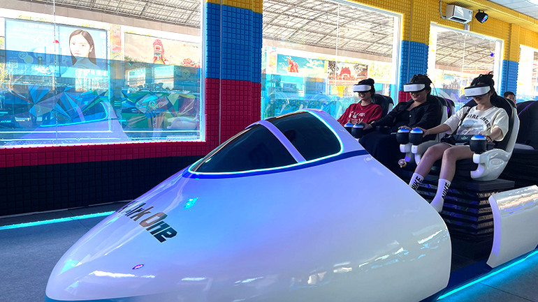 Bạn trẻ thích thú với các trò chơi công nghệ thực tế ảo tại Suối Tiên.