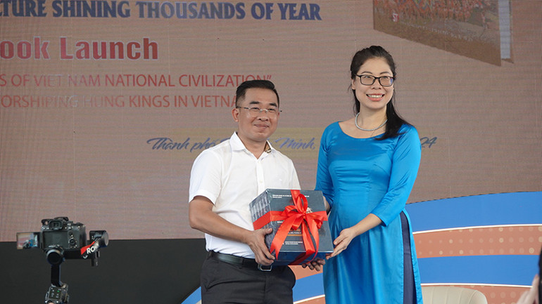 Nhà xuất bản Chính trị quốc gia Sự thật tặng Sở Thông tin và Truyền thông Thành phố Hồ Chí Minh bộ sách quý về Chiến thắng Điện Biên Phủ.