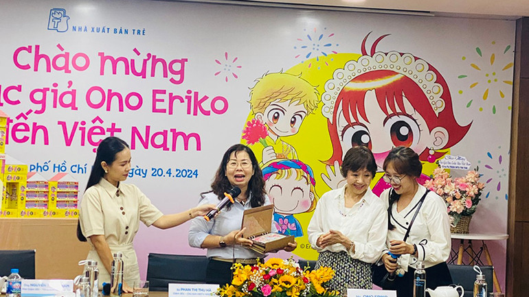 Nhà xuất bản Trẻ tặng quà cho tác giả Ono Eriko.