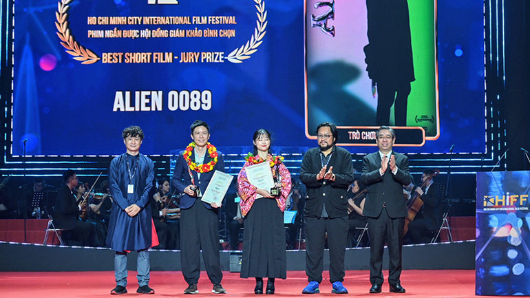 Lãnh đạo Thành phố Hồ Chí Minh trao giải "Phim được Hội đồng Giám khảo bình chọn và Phim ngắn được Hội đồng Giám khảo bình chọn". (Ảnh: Quốc Thanh)