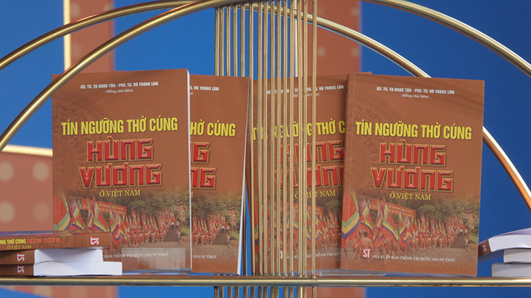Bìa cuốn "Tín ngưỡng thờ cúng Hùng Vương ở Việt Nam".