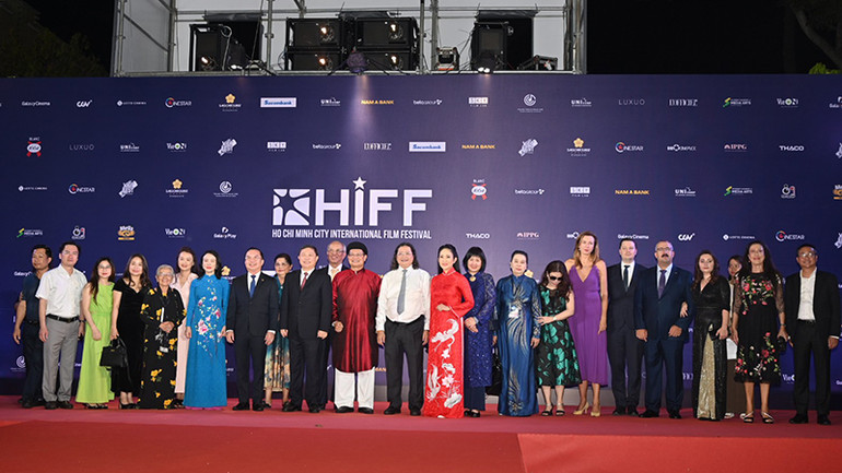 Các đại biểu trên thảm đỏ trong buổi bế mạc. (Ảnh: Quốc Thanh)