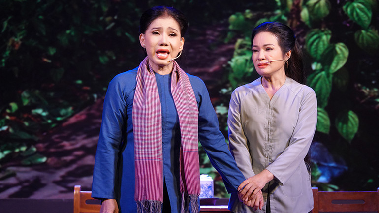 Nghệ sĩ Nhân dân Phượng Loan (vai Tư Hà, trái) và nghệ sĩ Ưu tú Lê Hồng Thắm (vai Nghĩa).