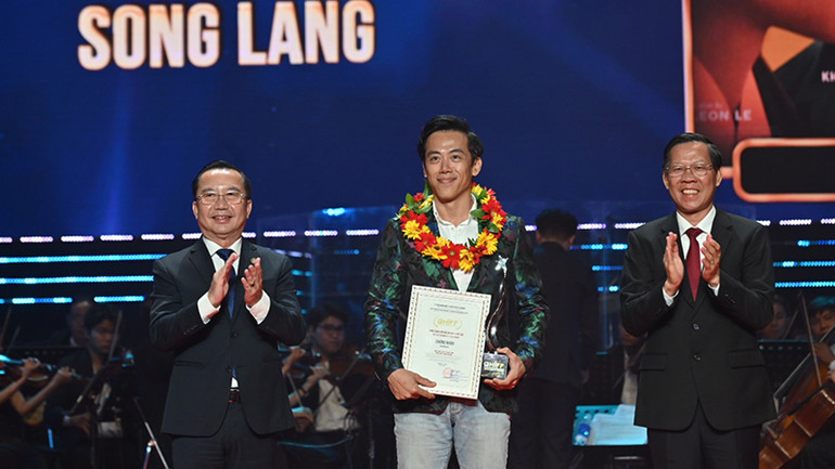 Lãnh đạo Thành phố Hồ Chí Minh trao giải "Phim Thành phố Hồ Chí Minh xuất sắc nhất".