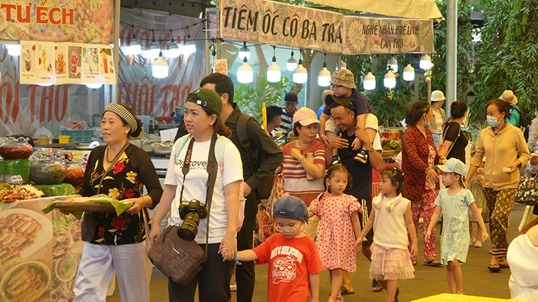 Nhiều du khách đến với lễ hội ẩm thực trong ngày khai mạc.