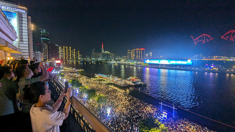 Người dân tập trung rất đông tại khu vực Bến Bạch Đằng để xem bắn pháo hoa. (Ảnh Mạnh Linh)