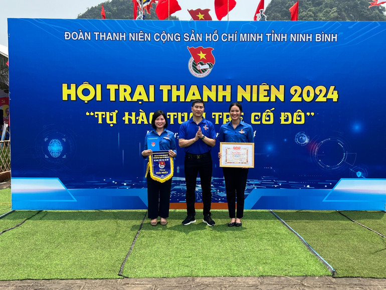 Đồng chí Trịnh Như Lâm, Bí thư Tỉnh đoàn Ninh Bình trao bằng khen và cờ cho đơn vị đoạt giải Nhất.