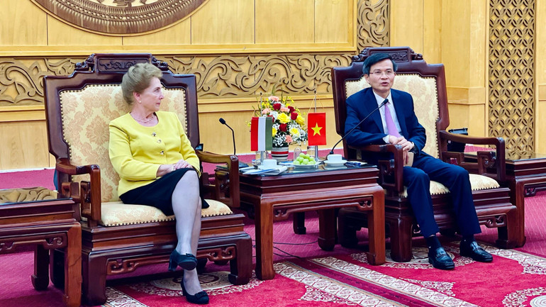 Đồng chí Đoàn Minh Huấn, Bí thư Tỉnh ủy Ninh Bình trao đổi cùng bà Márta Mátrai, Phó Chủ tịch thứ nhất Quốc hội Hungary.