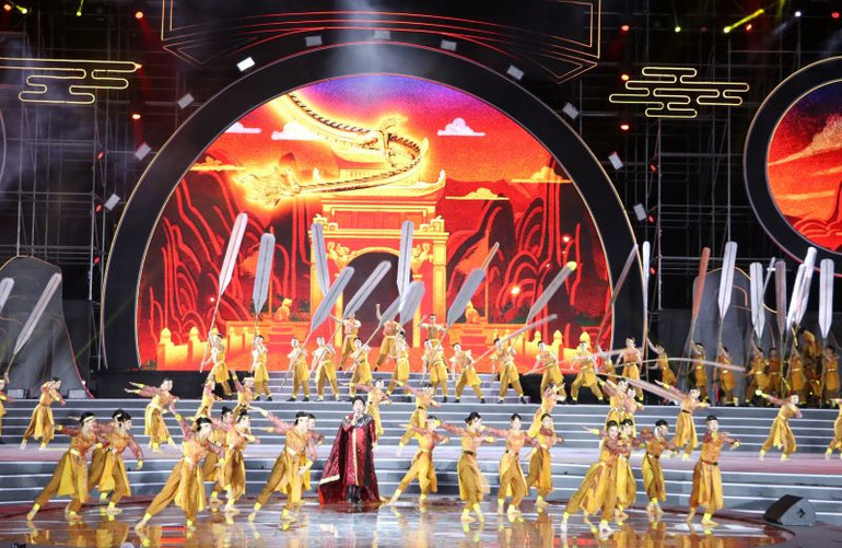 Chương trình với sự tham gia của hàng trăm ca sĩ, nghệ sĩ, vũ công chuyên nghiệp. (Ảnh: Đức Phương)