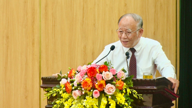 Giáo sư Hoàng Chí Bảo, chuyên gia cao cấp, nguyên Ủy viên Hội đồng Lý luận Trung ương trực tiếp truyền đạt chuyên đề.