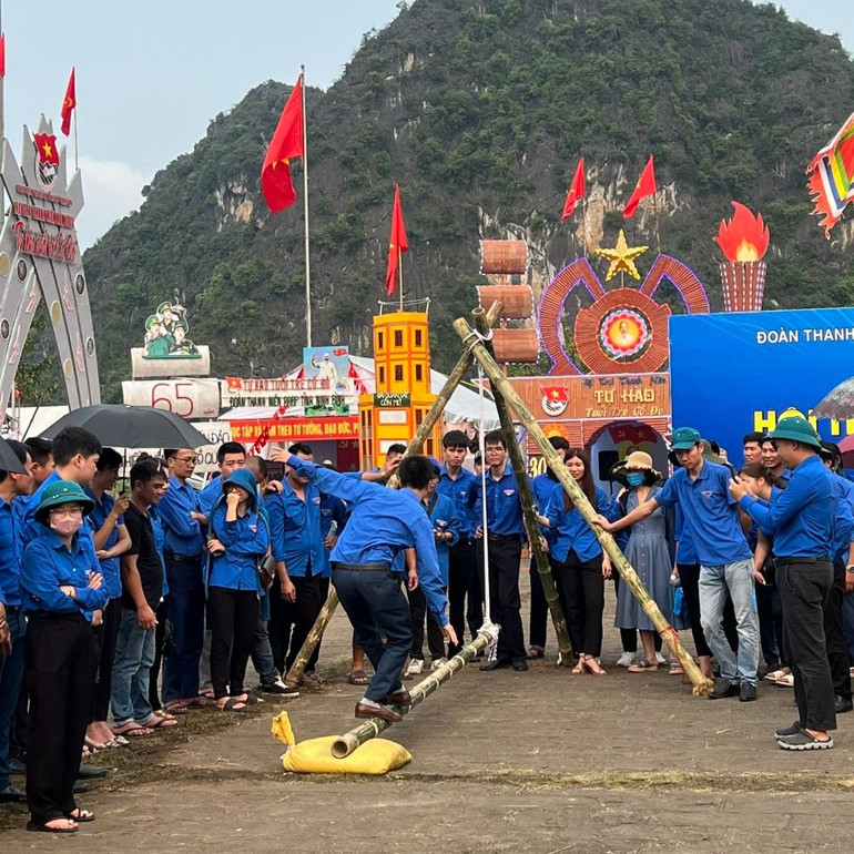 Các đoàn viên, thanh niên tham gia các trò chơi dân gian tại Hội trại thanh niên năm 2024.