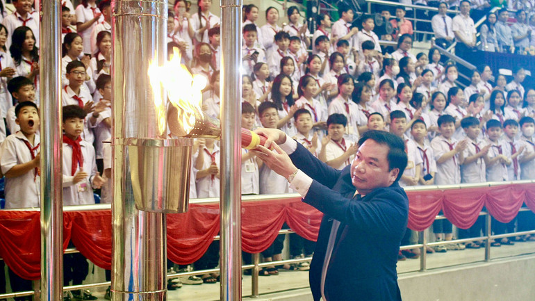 Đồng chí Tống Quang Thìn, Phó Chủ tịch Ủy ban nhân dân tỉnh Ninh Bình đón ngọn đuốc truyền thống từ tay các vận động viên, thắp sáng ngọn lửa trên đài lửa chính thức khai mạc Hội khỏe Phù Đổng tỉnh Ninh Bình lần thứ VIII, năm 2024.