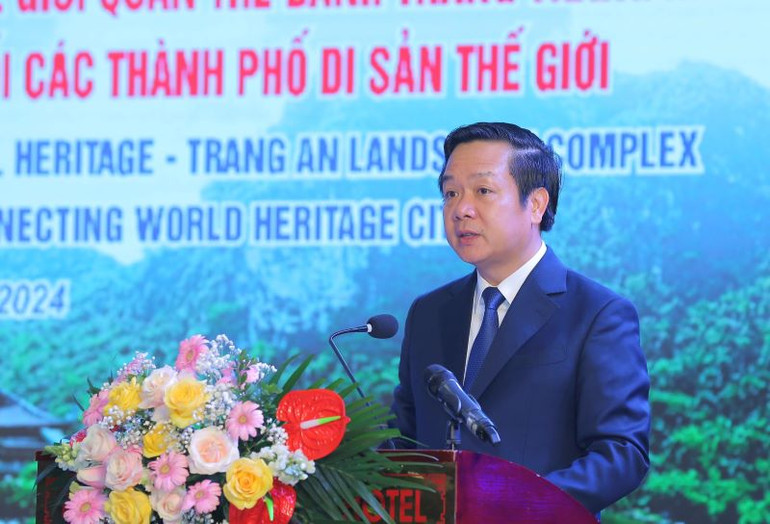 Tiến sĩ Phạm Quang Ngọc, Chủ tịch Ủy ban nhân dân tỉnh Ninh Bình phát biểu tại phiên khai mạc. (Ảnh: Vũ Tuấn) Tiến sĩ Phạm Quang Ngọc, Chủ tịch Ủy ban nhân dân tỉnh Ninh Bình phát biểu tại phiên khai mạc. (Ảnh: Vũ Tuấn)