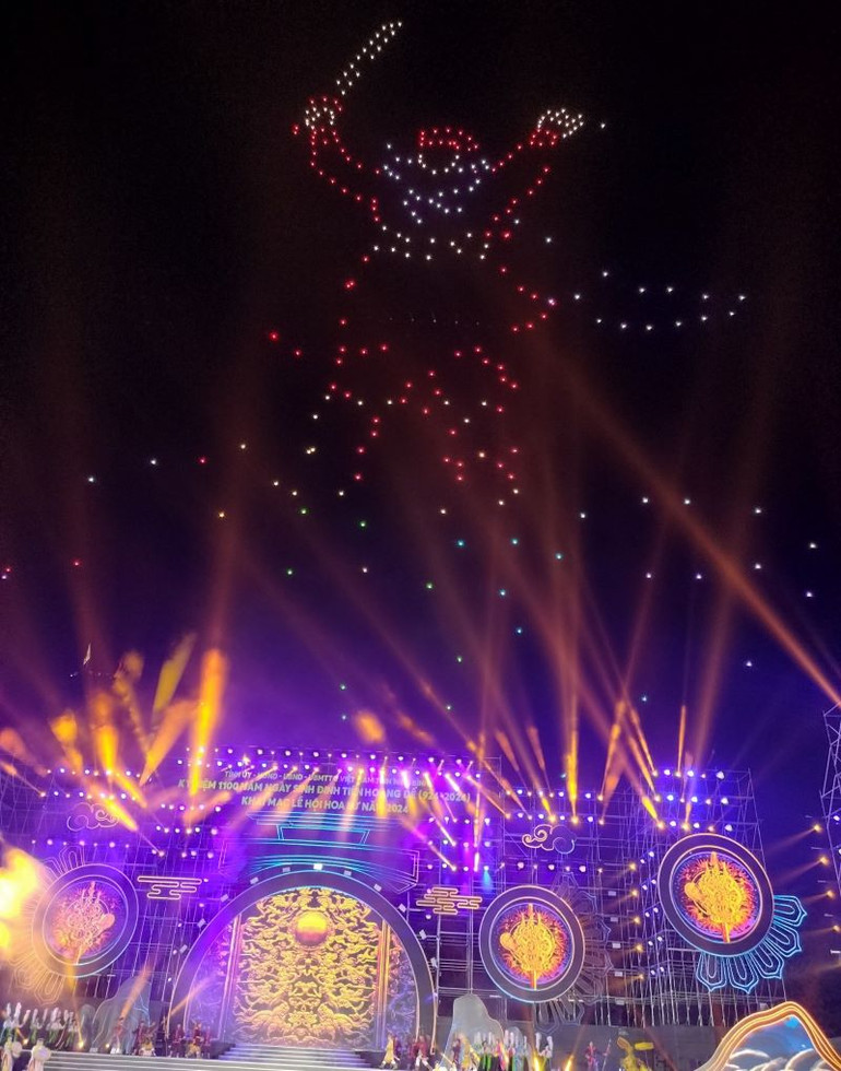 Màn trình diễn ánh sáng drone light, mô phỏng sinh động câu chuyện về Vua Đinh Tiên Hoàng. (Ảnh: Văn Lúa)