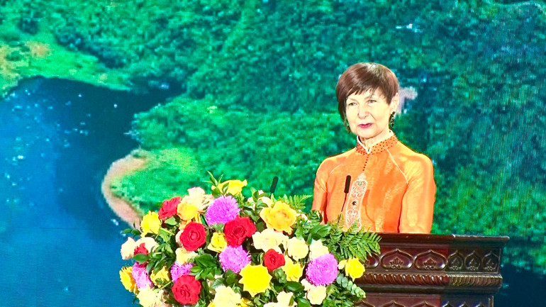 Bà Simona Mirela Miculescu, Chủ tịch Đại hội đồng UNESCO lần thứ 42 phát biểu.