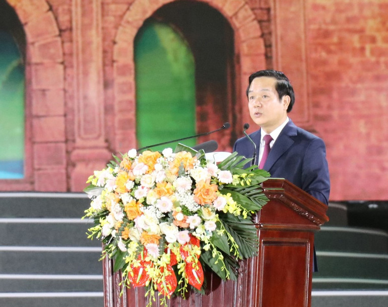 Chủ tịch Ủy ban nhân dân tỉnh Ninh Bình đọc diễn văn khai mạc Chương trình kỷ niệm 1100 năm ngày sinh Đinh Tiên Hoàng Đế (924-2024) và khai mạc Lễ hội Hoa Lư năm 2024. (Ảnh: Đức Phương)