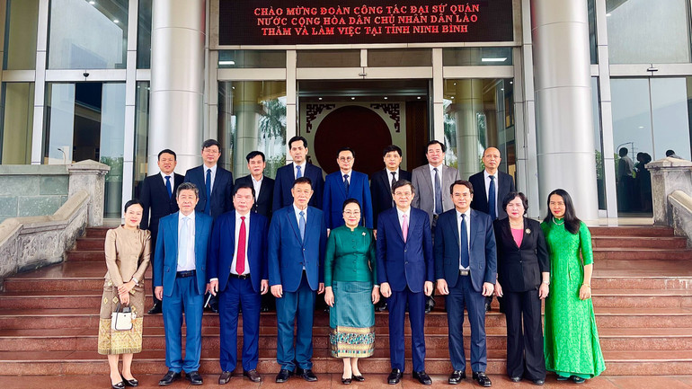 Trong không khí Tết cổ truyền của Lào - Bun Pi May 2024, các đồng chí lãnh đạo tỉnh Ninh Bình chúc đoàn công tác năm mới nhiều thành công, hạnh phúc và sức khỏe. Trong không khí Tết cổ truyền của Lào - Bun Pi May 2024, các đồng chí lãnh đạo tỉnh Ninh Bình chúc đoàn công tác năm mới nhiều thành công, hạnh phúc và sức khỏe.