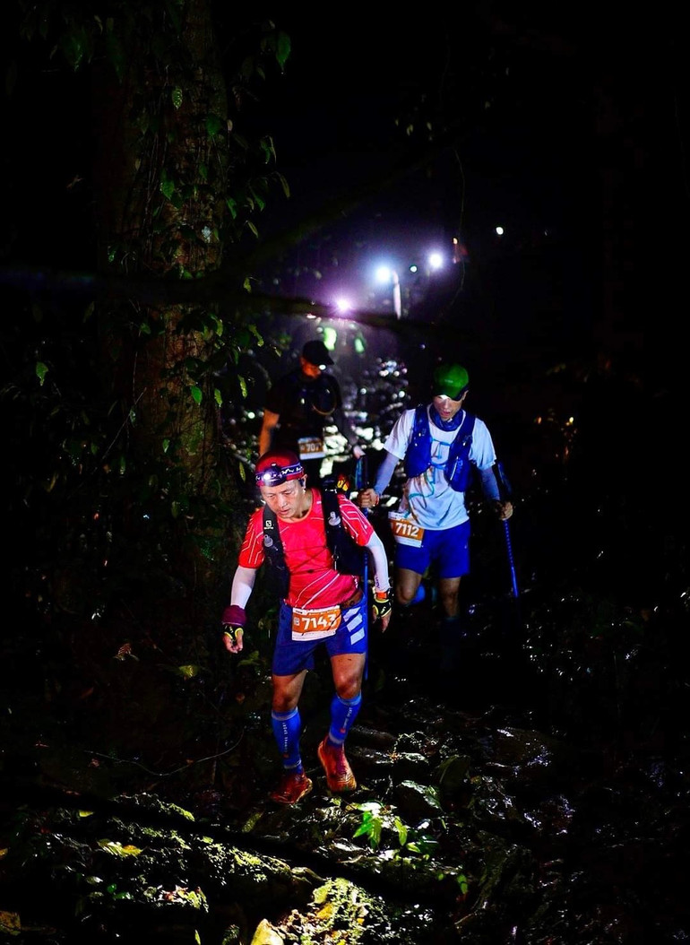 Các vận động viên chạy cung đường 100km băng qua màn đêm trong rừng Cúc Phương.