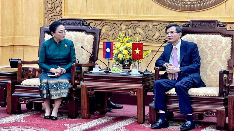 Đồng chí Khamphao Ernthavanh, Đại sứ Đặc mệnh toàn quyền nước CHDCND Lào tại Việt Nam khẳng định, mối quan hệ truyền thống tốt đẹp, sự gắn bó thủy chung giữa nhân dân hai nước được Chủ tịch Hồ Chí Minh, Chủ tịch Kaysone Phomvihane, Chủ tịch Souphanouvong đặt nền móng, được các thế hệ lãnh đạo kế tục của hai Đảng, hai Nhà nước và nhân dân hai nước dày công vun đắp đã trở thành mối quan hệ mẫu mực, thủy chung hiếm có. Đồng chí Khamphao Ernthavanh, Đại sứ Đặc mệnh toàn quyền nước CHDCND Lào tại Việt Nam khẳng định, mối quan hệ truyền thống tốt đẹp, sự gắn bó thủy chung giữa nhân dân hai nước được Chủ tịch Hồ Chí Minh, Chủ tịch Kaysone Phomvihane, Chủ tịch Souphanouvong đặt nền móng, được các thế hệ lãnh đạo kế tục của hai Đảng, hai Nhà nước và nhân dân hai nước dày công vun đắp đã trở thành mối quan hệ mẫu mực, thủy chung hiếm có.