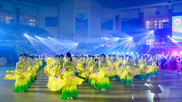 Tiết mục đồng diễn tại lễ khai mạc Hội khỏe Phù Đổng tỉnh Ninh Bình.